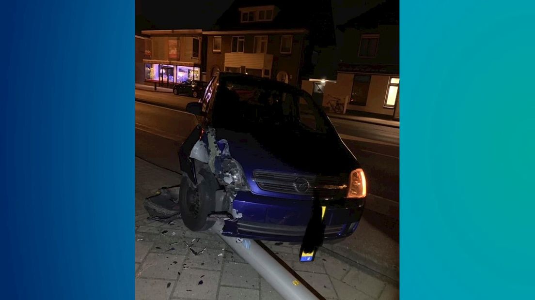 Dronken beginnende bestuurder ramt lantaarnpaal en beschadigt auto in Enschede