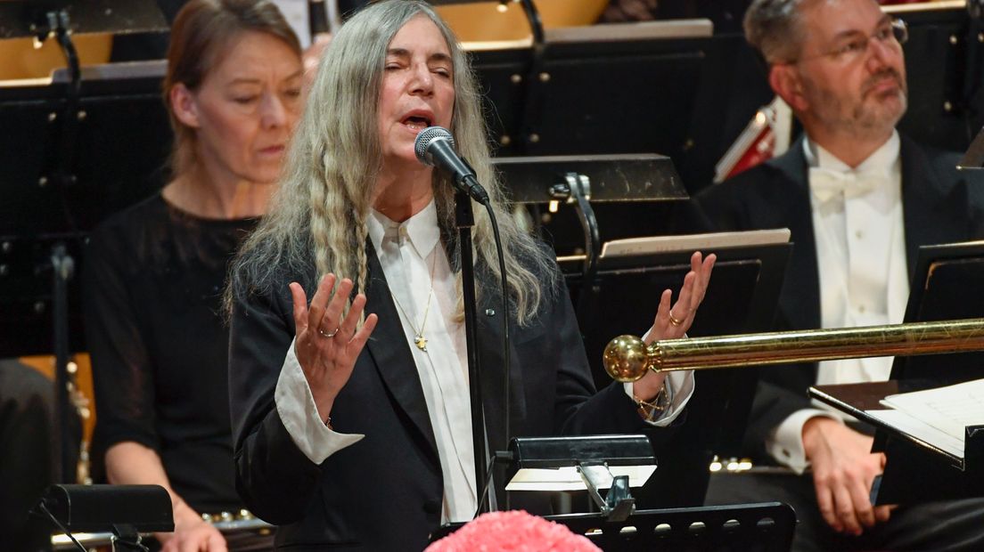 Patti Smith zingt A hard rain's a-gonna fall van Bob Dylan (Rechten: EPA/Jonas Ekstromer)