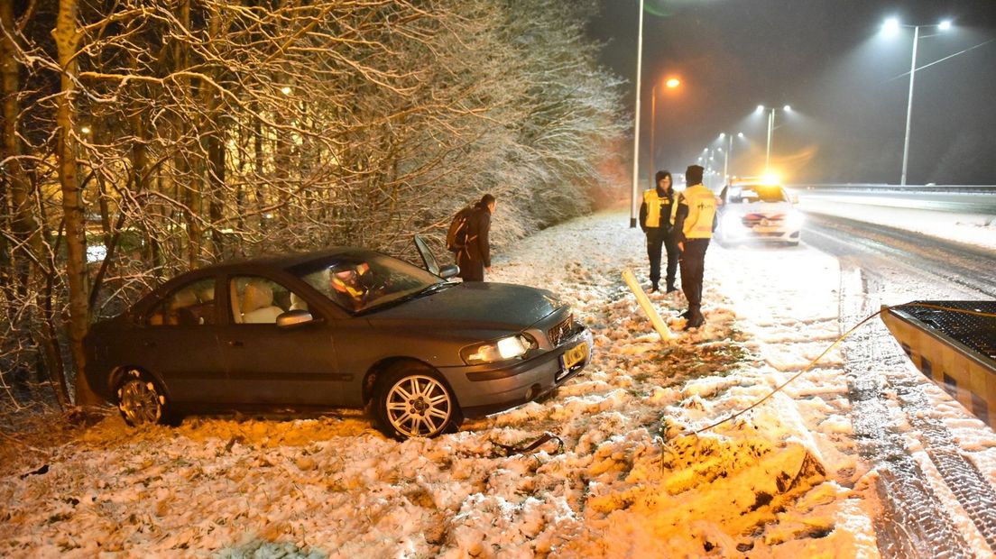 Auto van de weg op de A12 bij Woerden.
