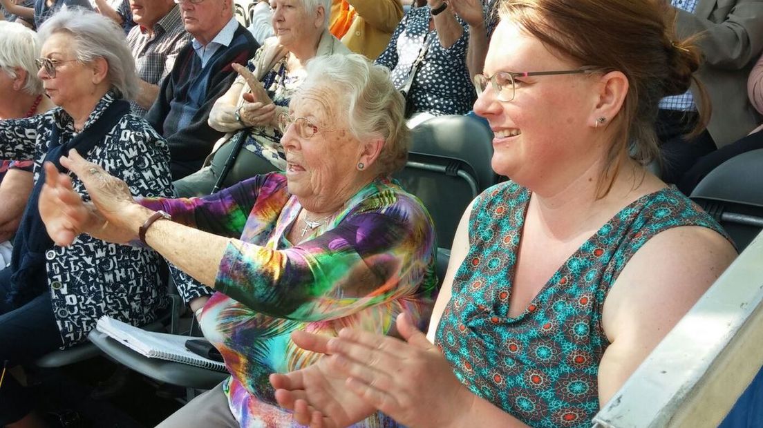 Oma Bep van 93 geniet van het defilé