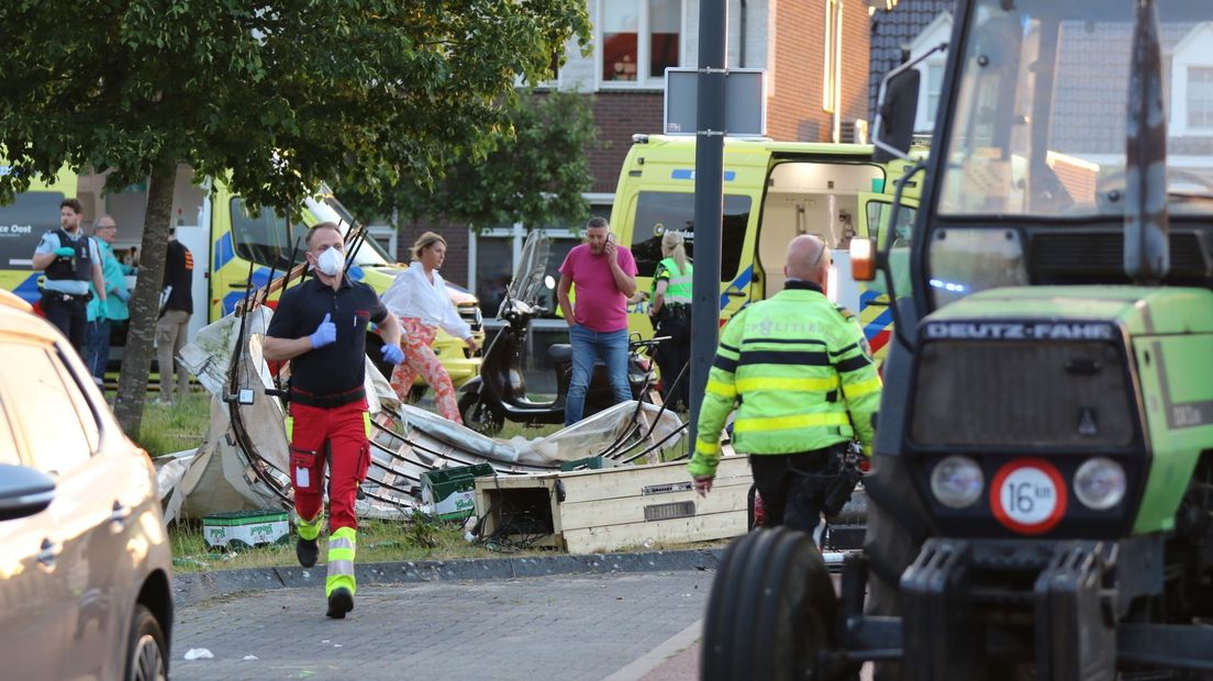 Kampioenswagen kantelt in Losser, vier gewonden naar ziekenhuis