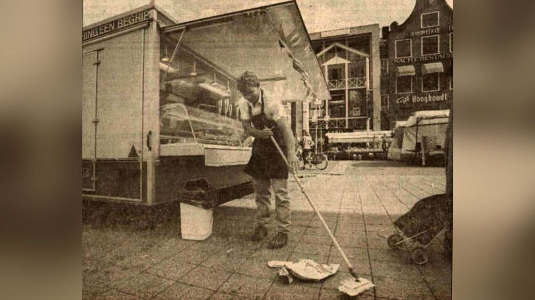 Haringverkoper Jacques Snip veegt zelf de bestrating rond zijn kraam schoon