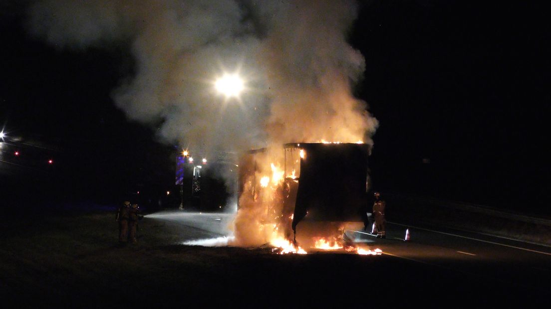 De vrachtwagen vatte vlam op de A28 (Rechten: Persbureau Meter)