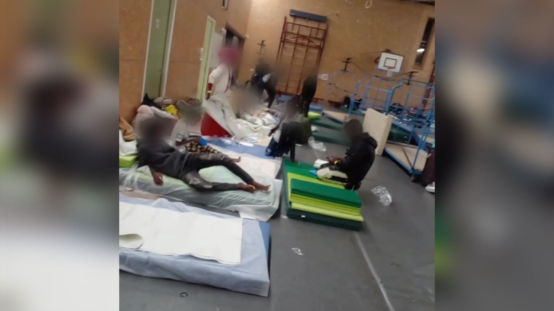 In de afgelopen dagen slapen asielzoekers regelmatig in de sporthal bij het azc in Ter Apel