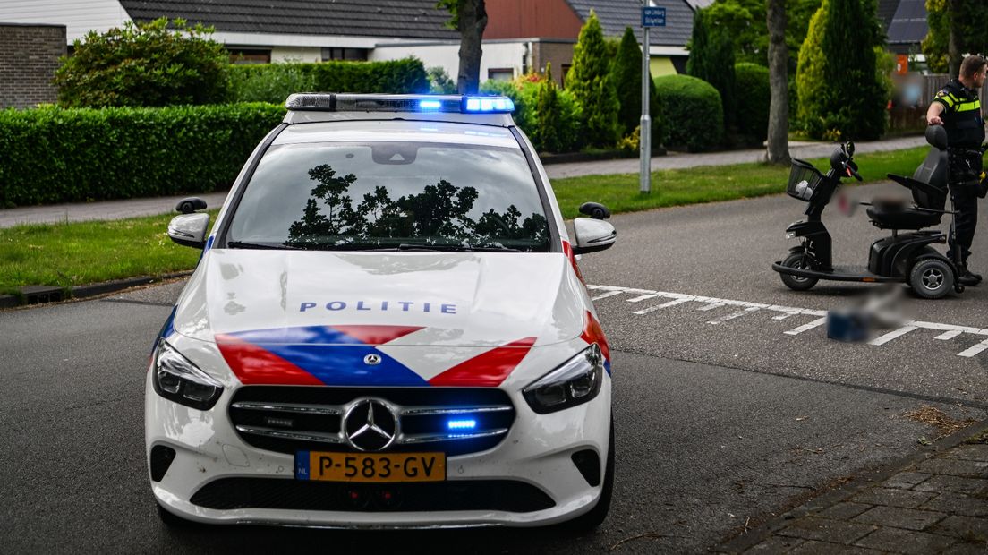 Politie ontfermt zich over de scootmobiel en de spullen na de aanrijding in Hoogezand