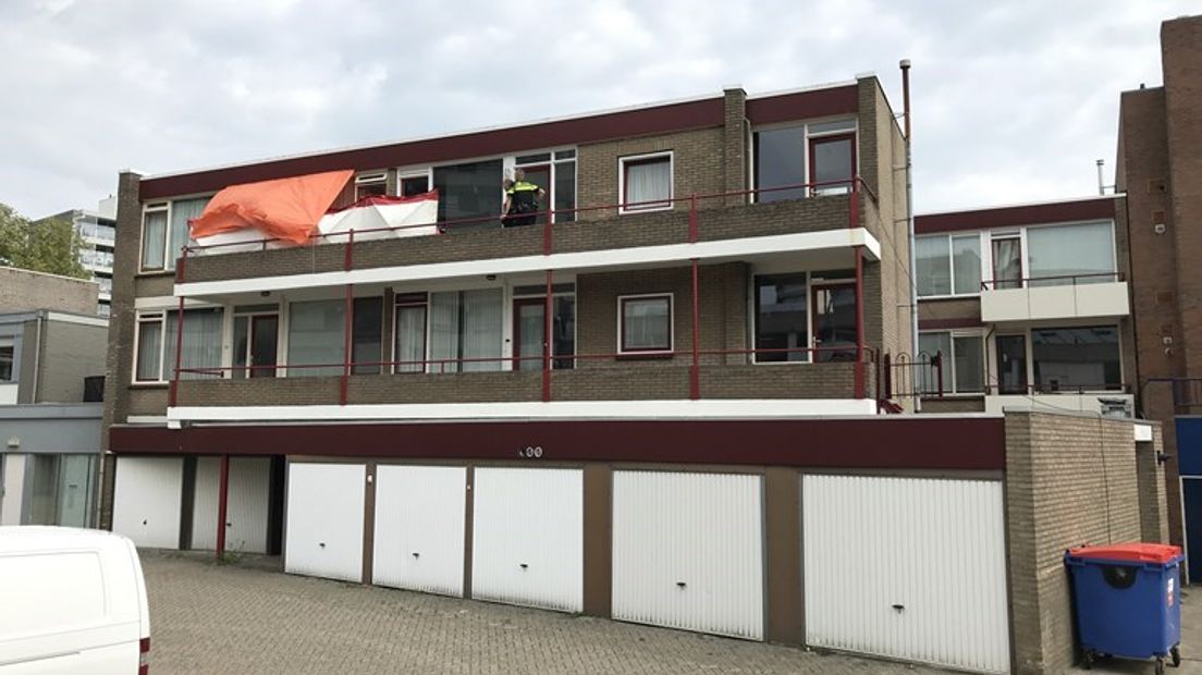 De moord vond plaats in een appartementencomplex aan de Hoofdstraat in Emmen (Rechten: RTV Drenthe)