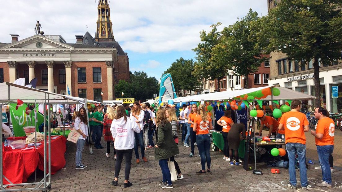 De informatiemarkt op de Vismarkt, een van de KEI-week onderdelen