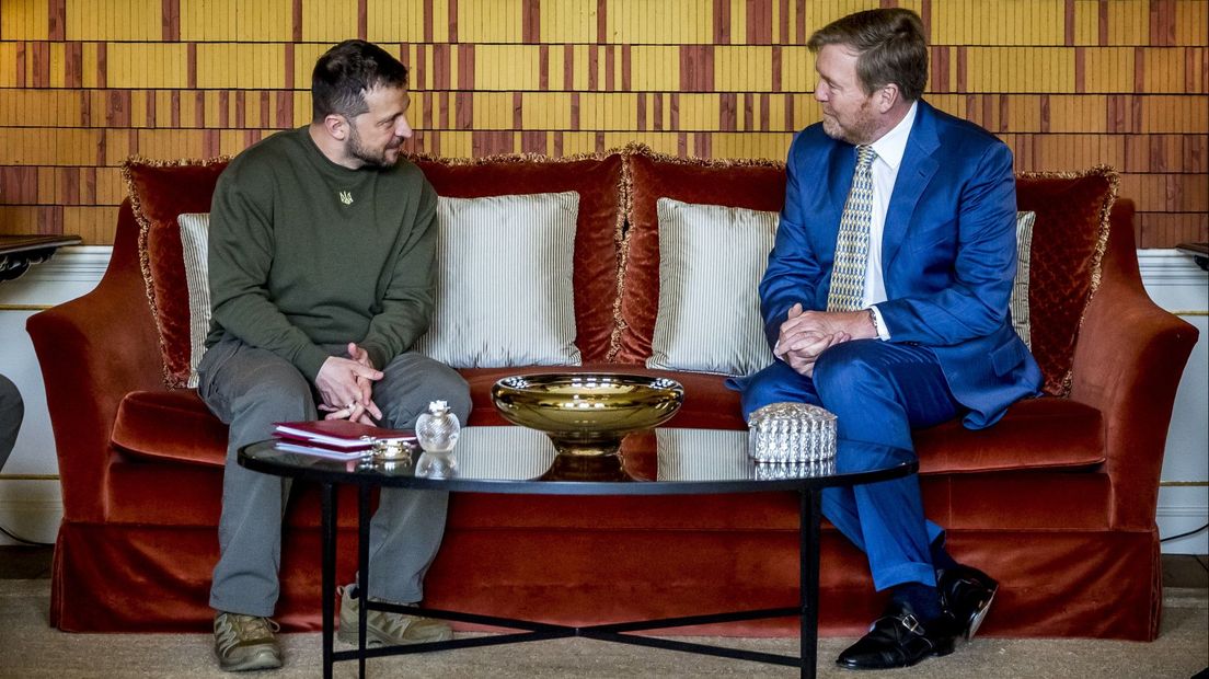 Zelensky samen met de koning in het paleis