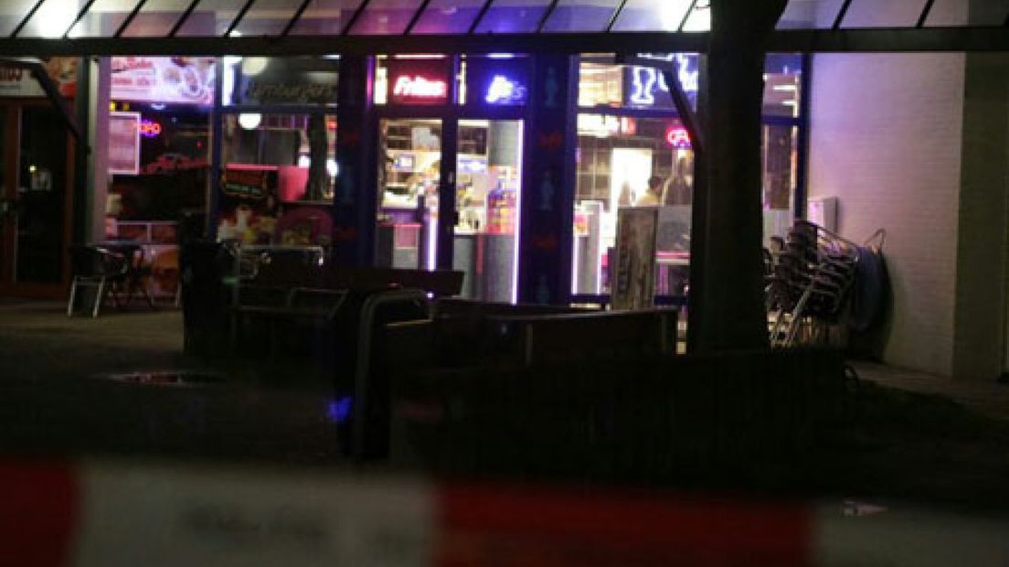 Een 18-jarige man uit Apeldoorn is zaterdagavond opgepakt, omdat hij een gewapende overval zou hebben gepleegd op een cafetaria op het Mercatorplein in Apeldoorn.
