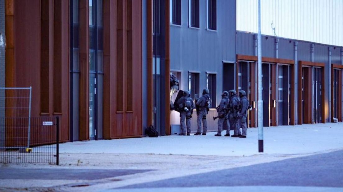 Het arrestatieteam gaat het pand binnen.