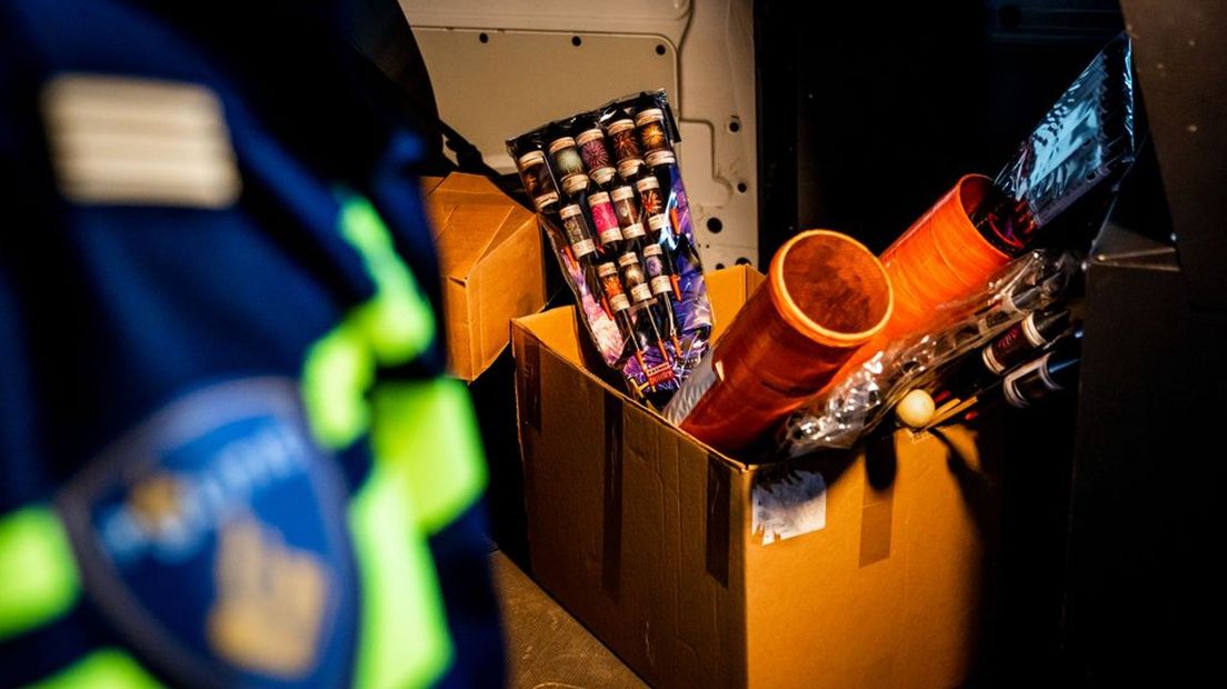 Poltie neemt partij illegaal vuurwerk in beslag