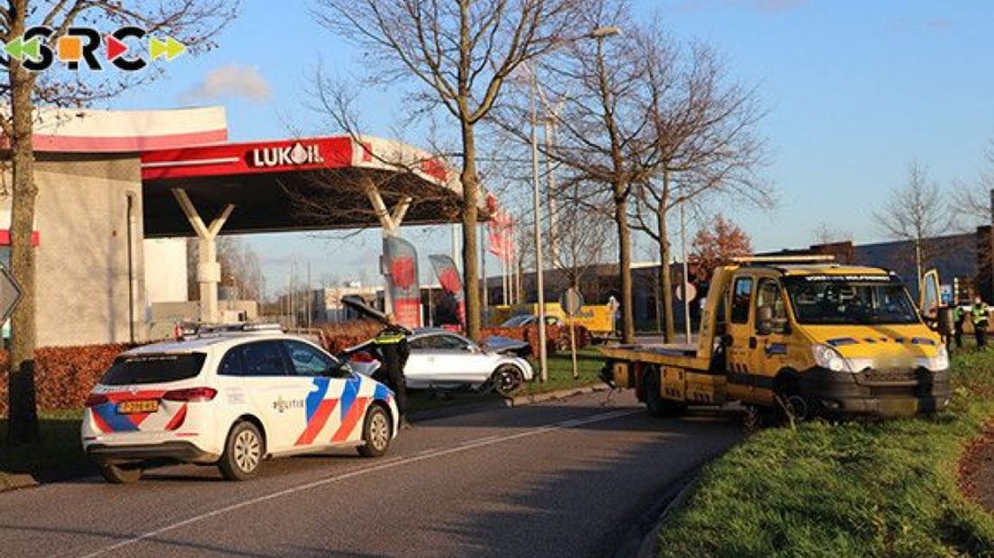 Bestuurder gewond na botsing met boom