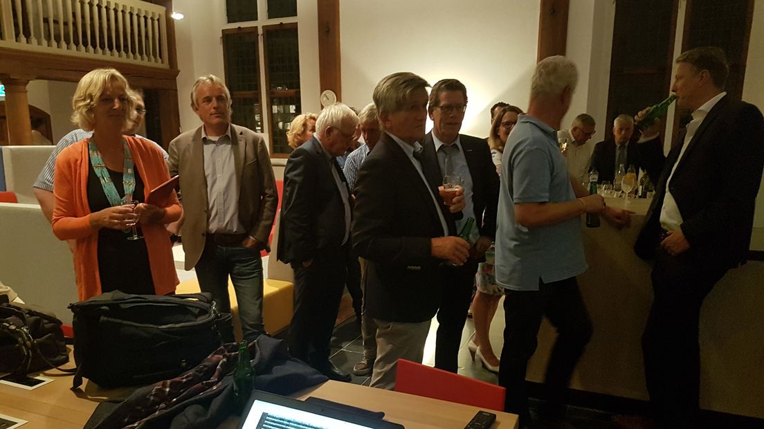 Raadsleden in Vianen kijken naar de stemming voor Vijfheerenlanden