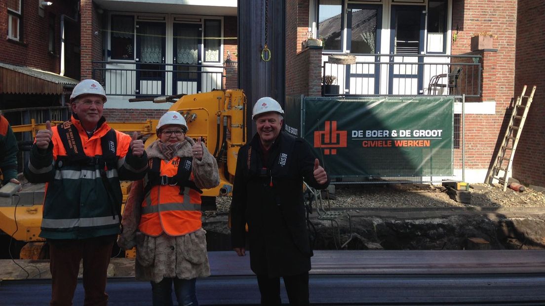 Blijdschap bij de wethouder, een omwonende en de waterschapsbestuurder bij start werkzaamheden