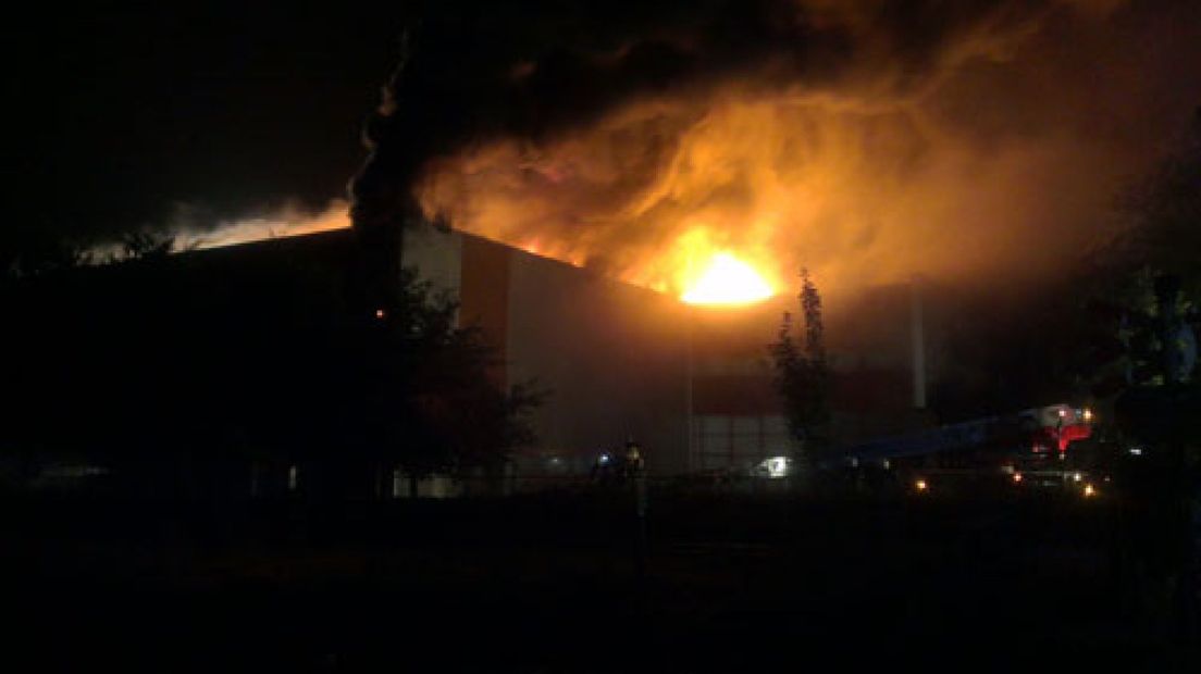 In Dieren heeft een grote brand een loods met fietsonderdelen van Gazelle grotendeels verwoest.