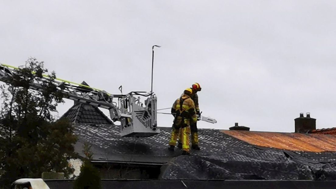 Stormschade door storm Dennis: dakleer waait van dak af in Hengelo