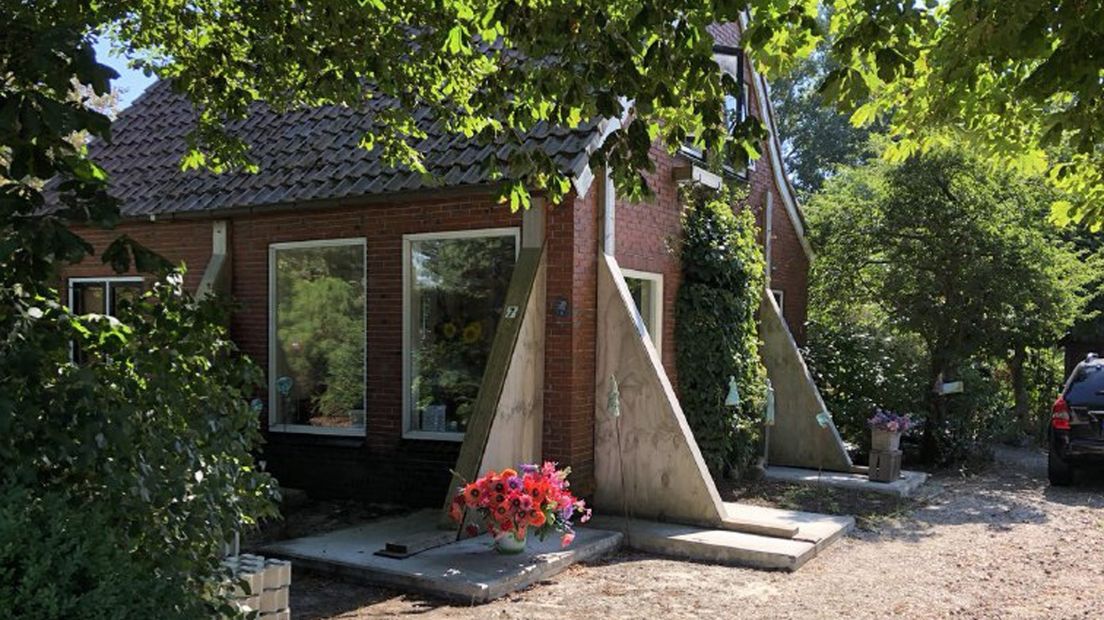 Het oude huis met de bekende stutten blijft voorlopig nog staan