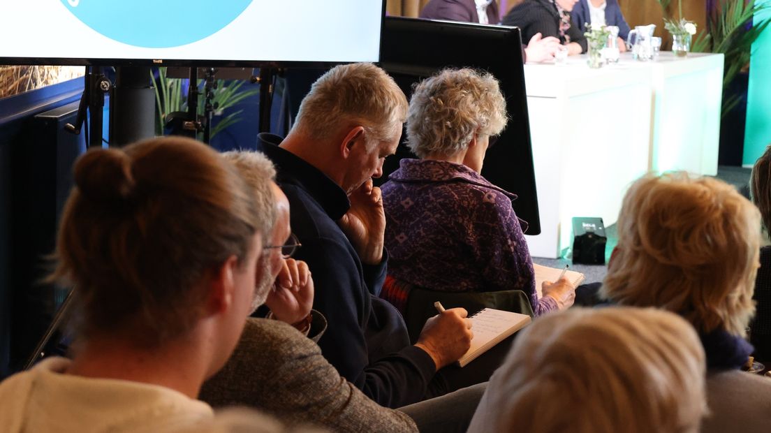 Beoogd fractievoorzitter Roelf Torringa maakt aantekeningen tijdens het duidingsdebat