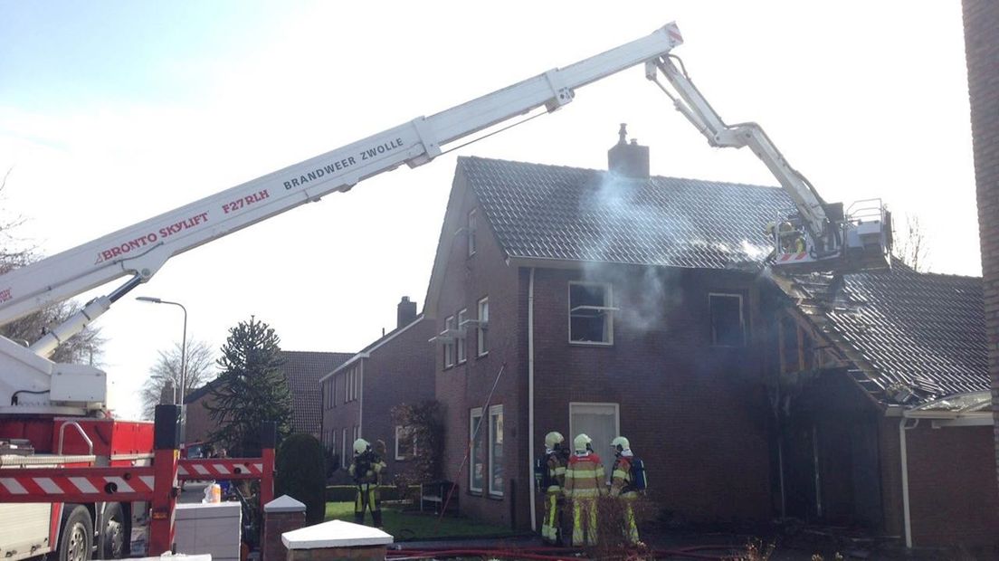 Hoogwerker ingezet om woningbrand in Rouveen te bestrijden
