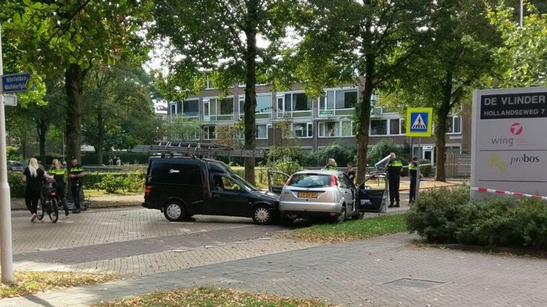In Wageningen heeft vrijdagmiddag een vechtpartij met knuppels, messen en een schep plaatsgevonden. Hierbij zijn 3 gewonden gevallen, meldt de politie. Het trio is met snijwonden naar het ziekenhuis gebracht. Er zijn 2 personen aangehouden.