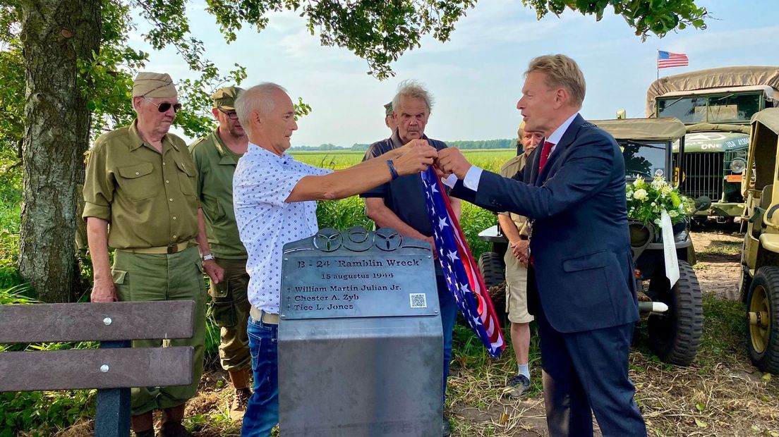 Burgemeester Rob Bats onthulde samen met initiatiefnemer Sjef Damhuis het monument