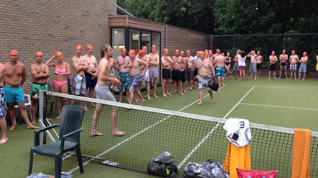 De rij voor de waterglijbaan