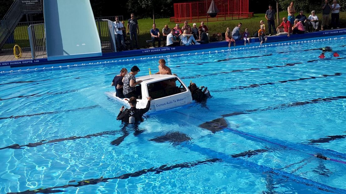 Cursus auto te water in het zwembad in Basse