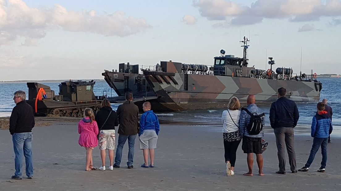 Landingsvaartuig vaart zichzelf vast bij Vlissingen