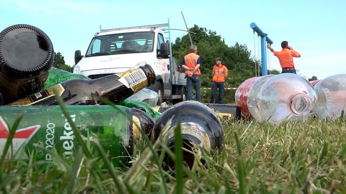 De feestvierders lieten een enorme berg afval achter.