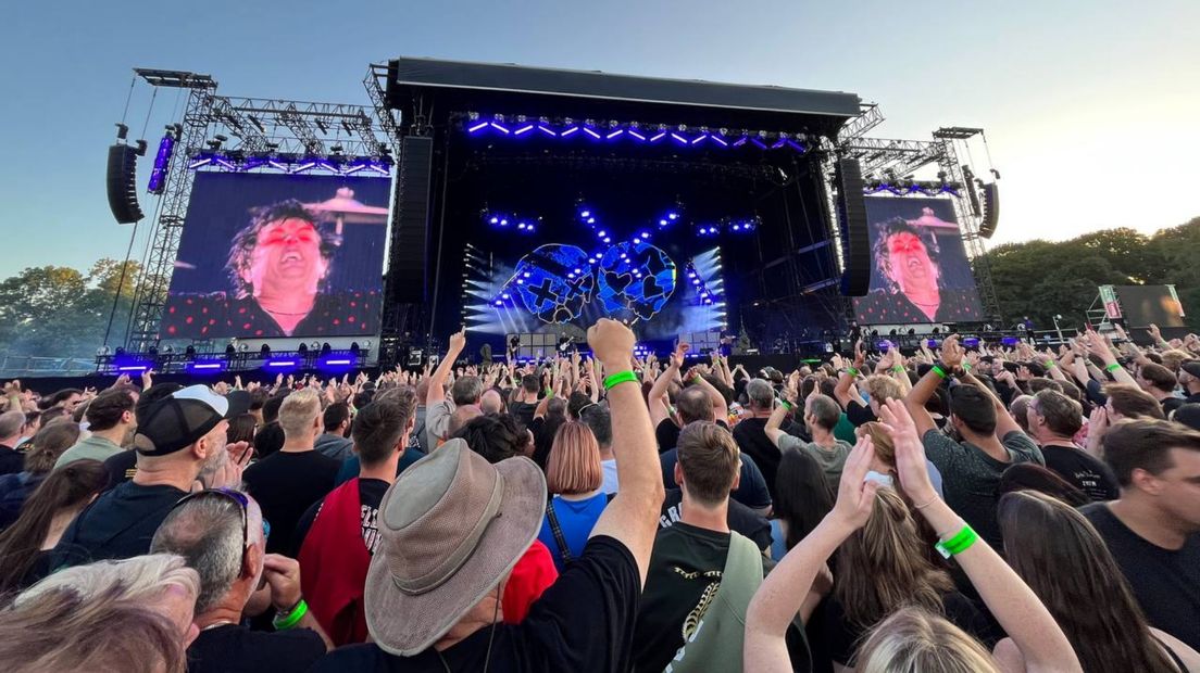 Uitzinnige menigte in het Stadspark tijdens het optreden van Green Day