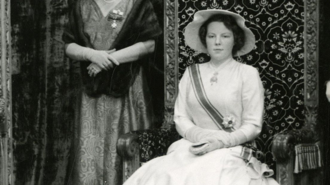 Prinses Beatrix,  voor het eerst bij de opening van de Vergadering der Staten-Generaal