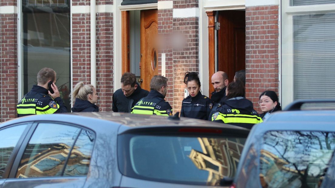 Agenten doen onderzoek na een melding van een steekpartij in een Haagse woning