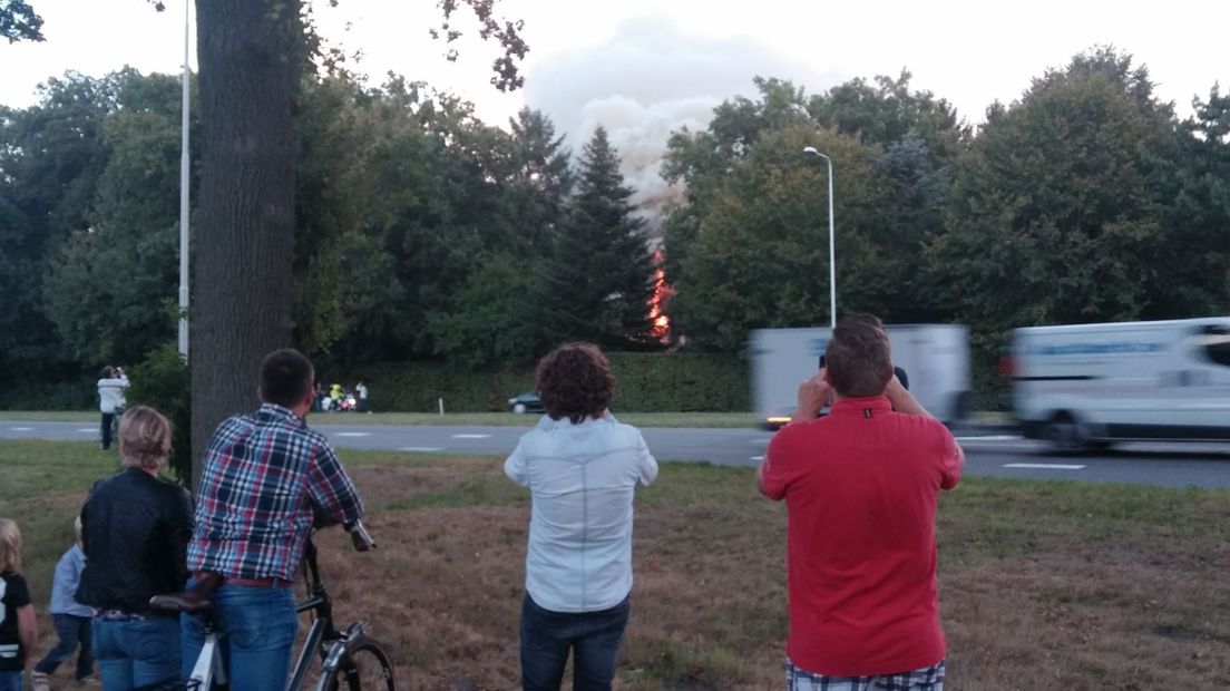 Er heeft woensdagavond een zeer grote brand gewoed in een vrijstaand huis in Ugchelen. Het ging om een villa met deels een rieten dak. Het pand was niet meer te redden, de brandweer heeft het vuur gecontroleerd laten uitbranden.