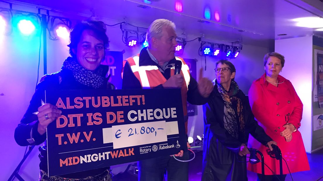Voorzitter Willem Hulshof van de Stichting Midnightwalk Assen overhandigt de cheque aan Ilse de Voogd van het Nationaal Fonds Kinderhulp (Rechten: Margriet Benak / RTV Drenthe)