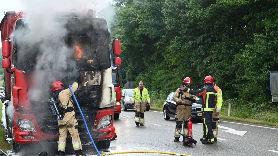 De cabine van de vrachtwagen is volledig uitgebrand