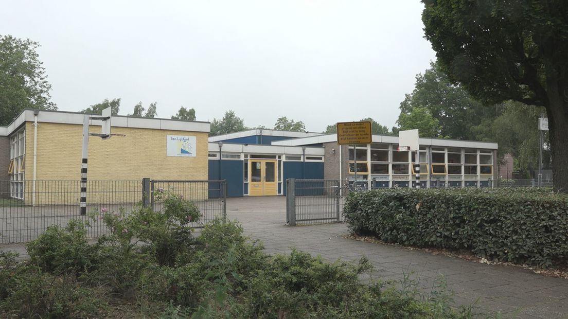 Image for Schoolplein onder water bij regen, kapotte toiletten en cv: zo slecht is deze basisschool in Borne er aan toe