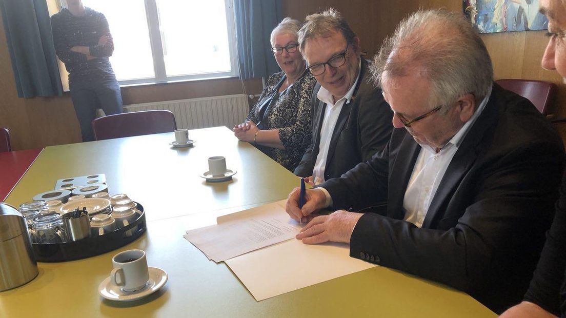 De partijen zetten hun handtekening onder het coalitieakkoord van Appingedam