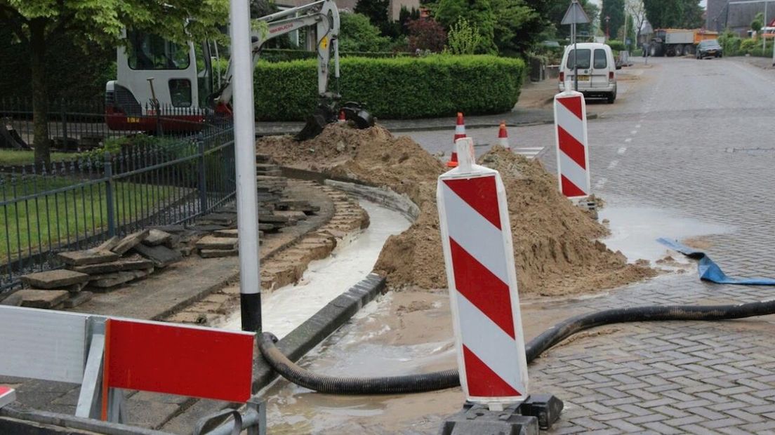Wateroverlast na waterleidingbreuk in Holten