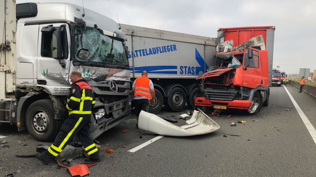 Meerdere Vrachtwagens Botsen Op A73, Weg Uren Dicht - 1Limburg