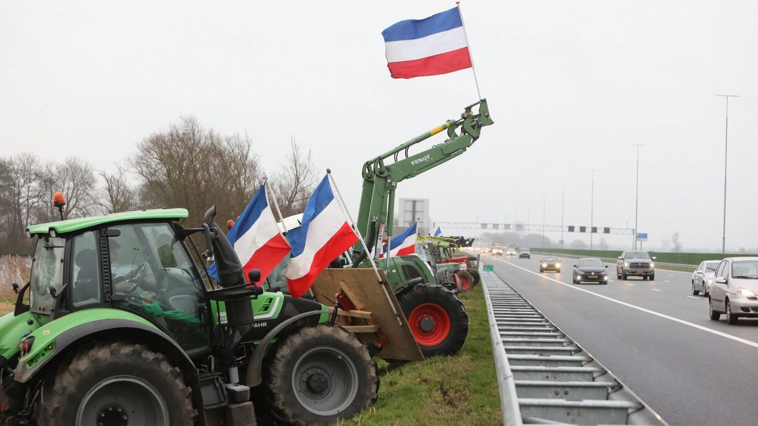 Boeren protesteren langs de snelweg.