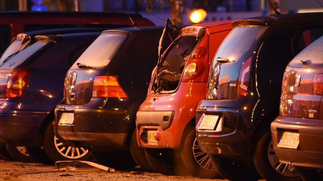 Schade aan de auto's nabij de pinautomaat (Rechten: RTV Drenthe/De Vries Media)