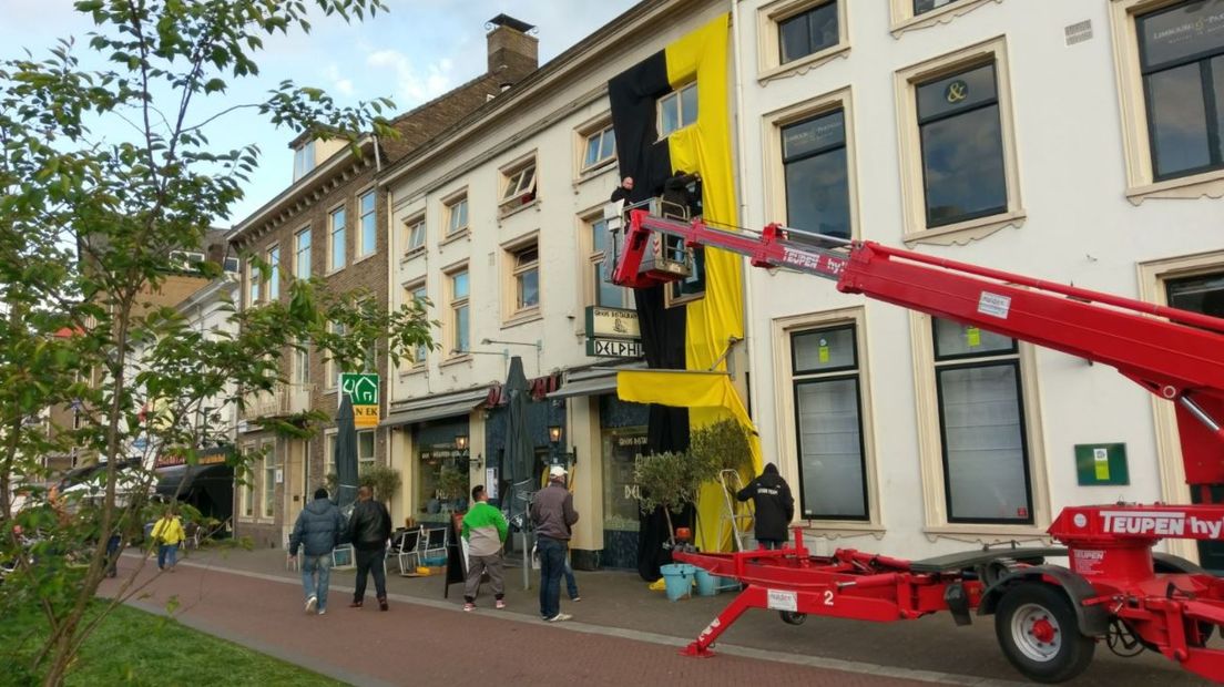 En weer is Arnhem een geel-zwart gebouw rijker. Deze keer werden er stoffen in Vitesse-kleuren over Grieks restaurant Delphi gedrapeerd. Allemaal als steun in de rug voor de bekerfinale van Vitesse zondag in De Kuip tegen AZ.