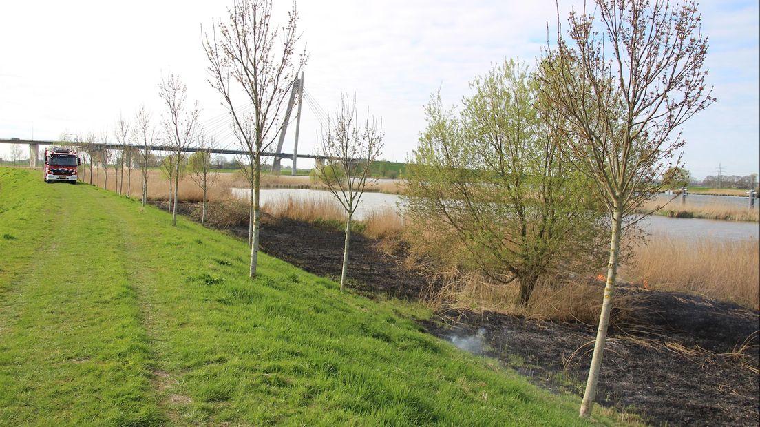 Brand langs IJssel bij Kampen