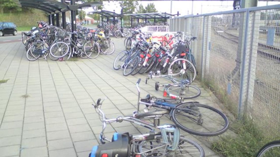 Meer fietsenrekken op station Zwolle