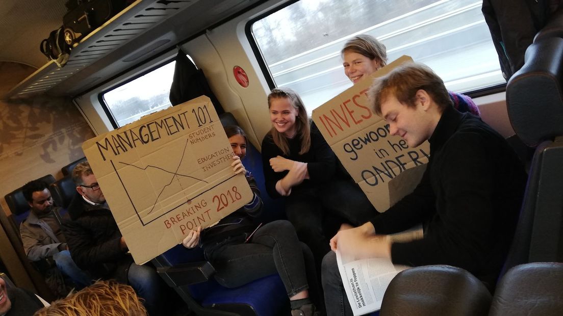 In de trein werk hard gewerkt aan protestborden