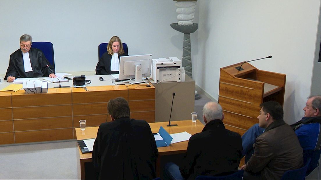 De drie geroyeerde leden en hun advocaat