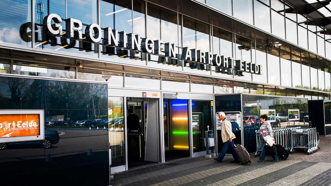 Reizigers op Groningen Airport Eelde