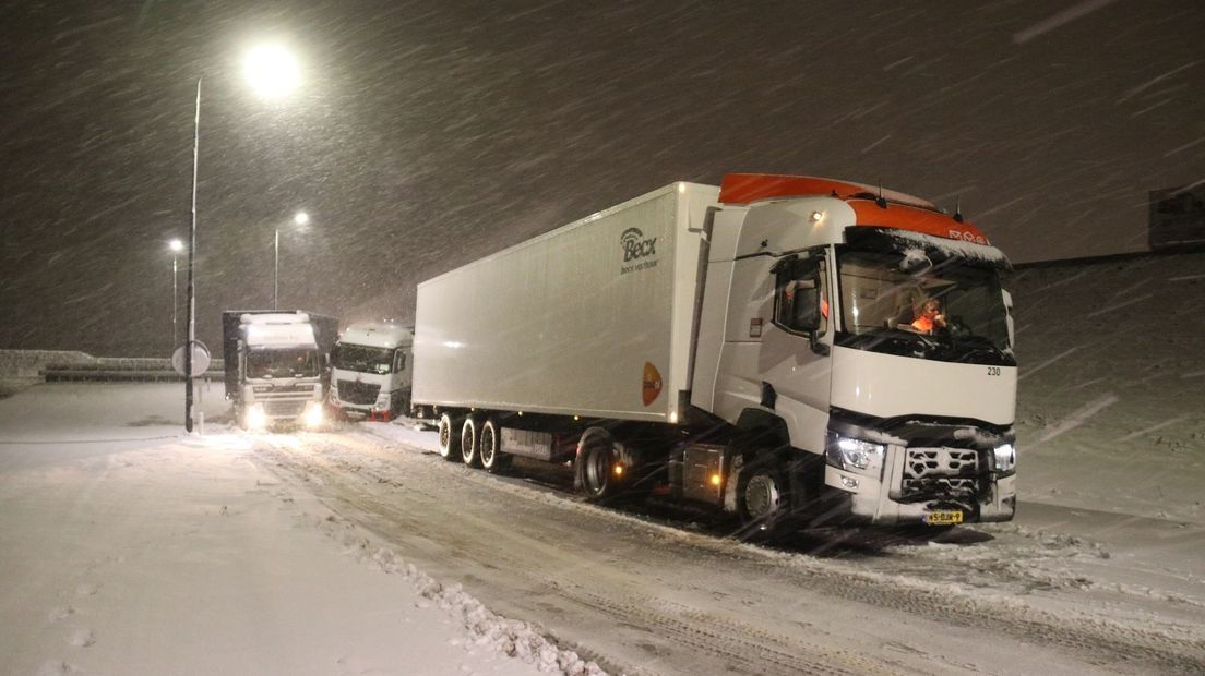 Vrachtwagens in problemen op A58