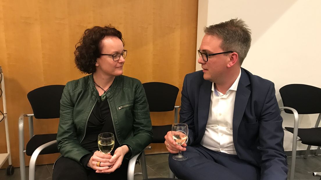 Natasja Lubbers (PvdA) snapt niet dat Bert Wienen van de ChristenUnie haar partij bij de coalitieonderhandelingen aan de kant schuift (Rechten: Margriet Benak / RTV Drenthe)
