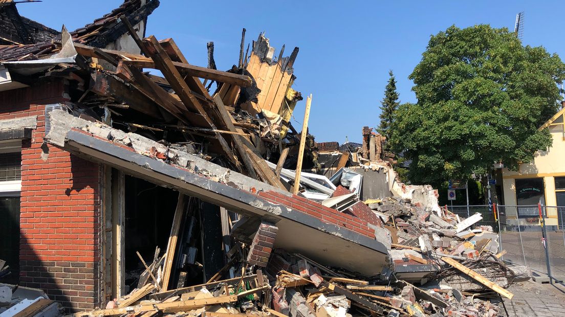 De voorkant van het huis is door de brandweer plat gegooid